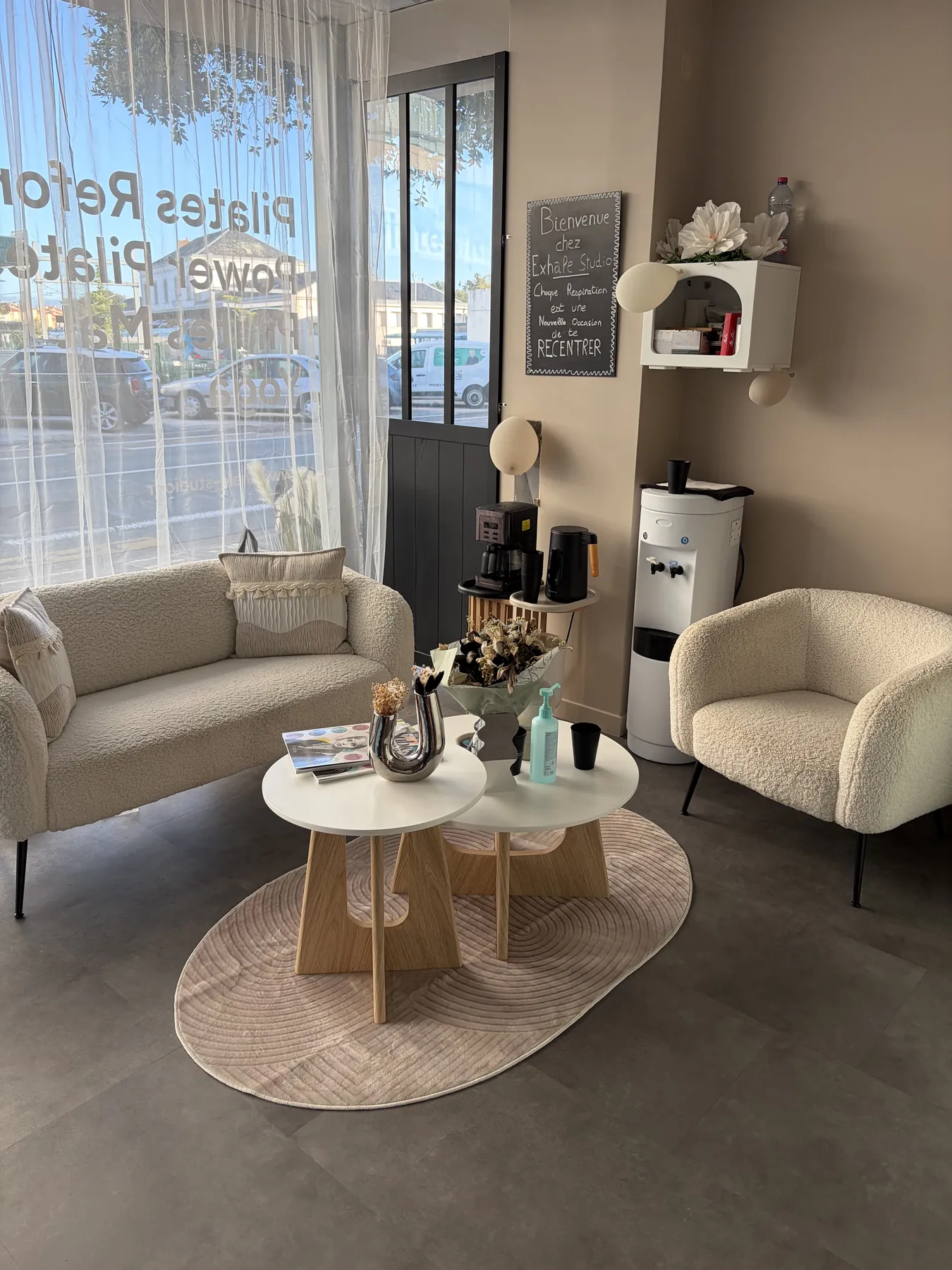 Le salon d’accueil du studio