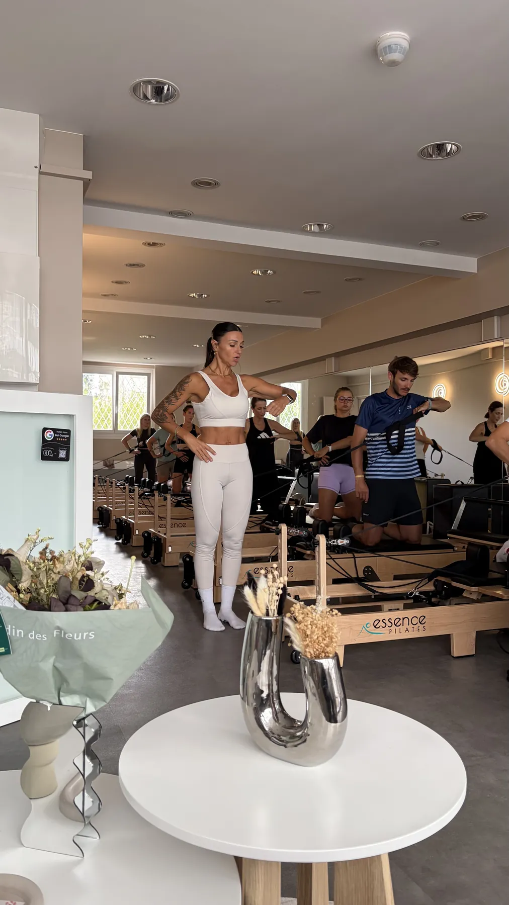 Gaëlle Goffard pendant un cours de Reformer, devant les machines