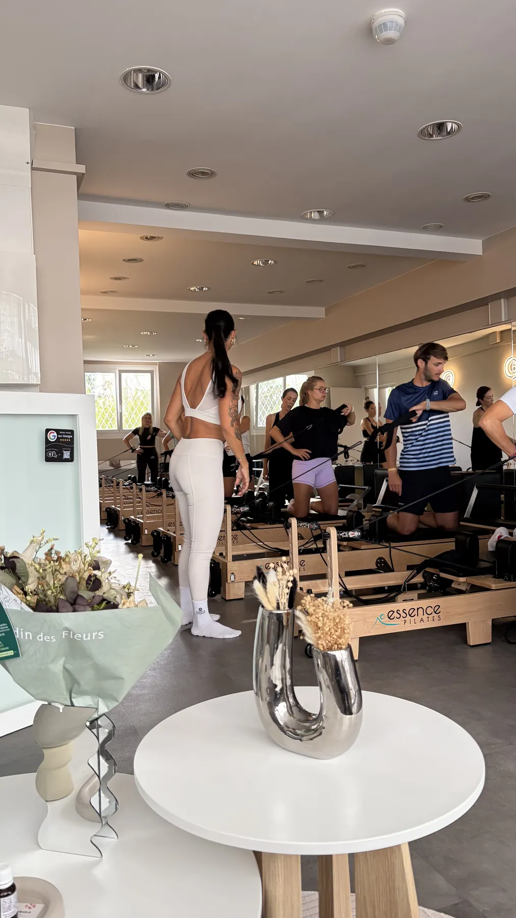 Pratiquante sur Reformer pendant un cours au studio