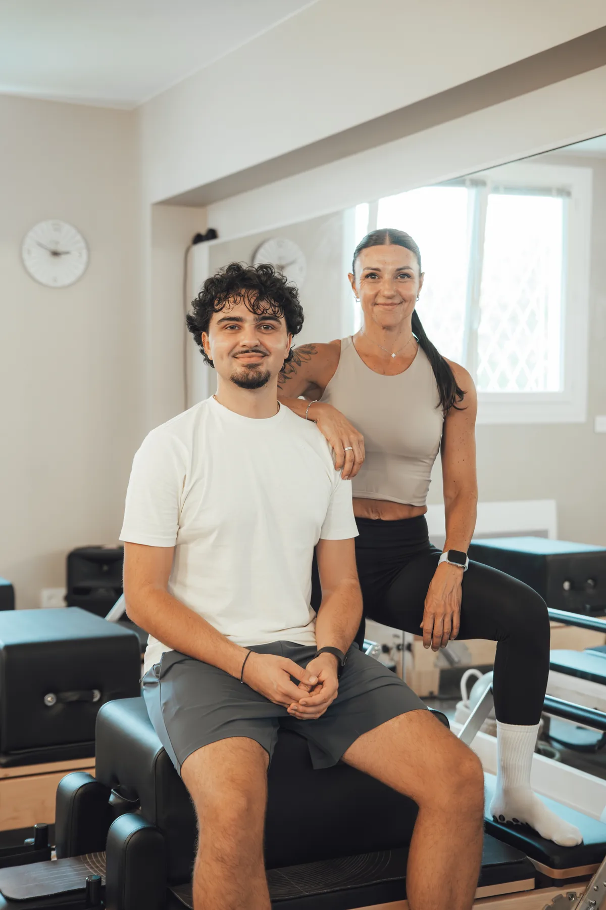 Gaëlle Goffard et Antony Tovar dans la salle du studio, lui assis sur un Reformer