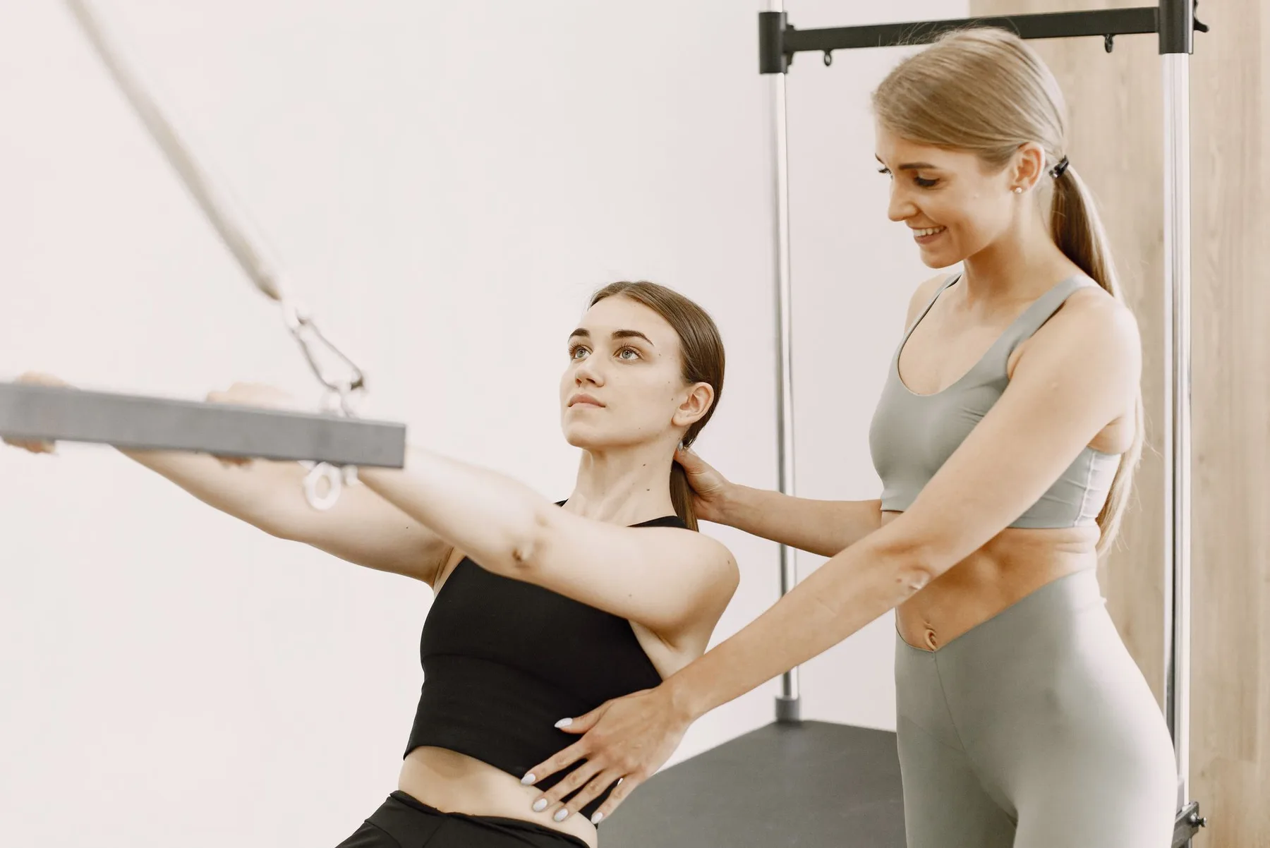 Instructrice qui corrige le placement d’une pratiquante pendant une première séance