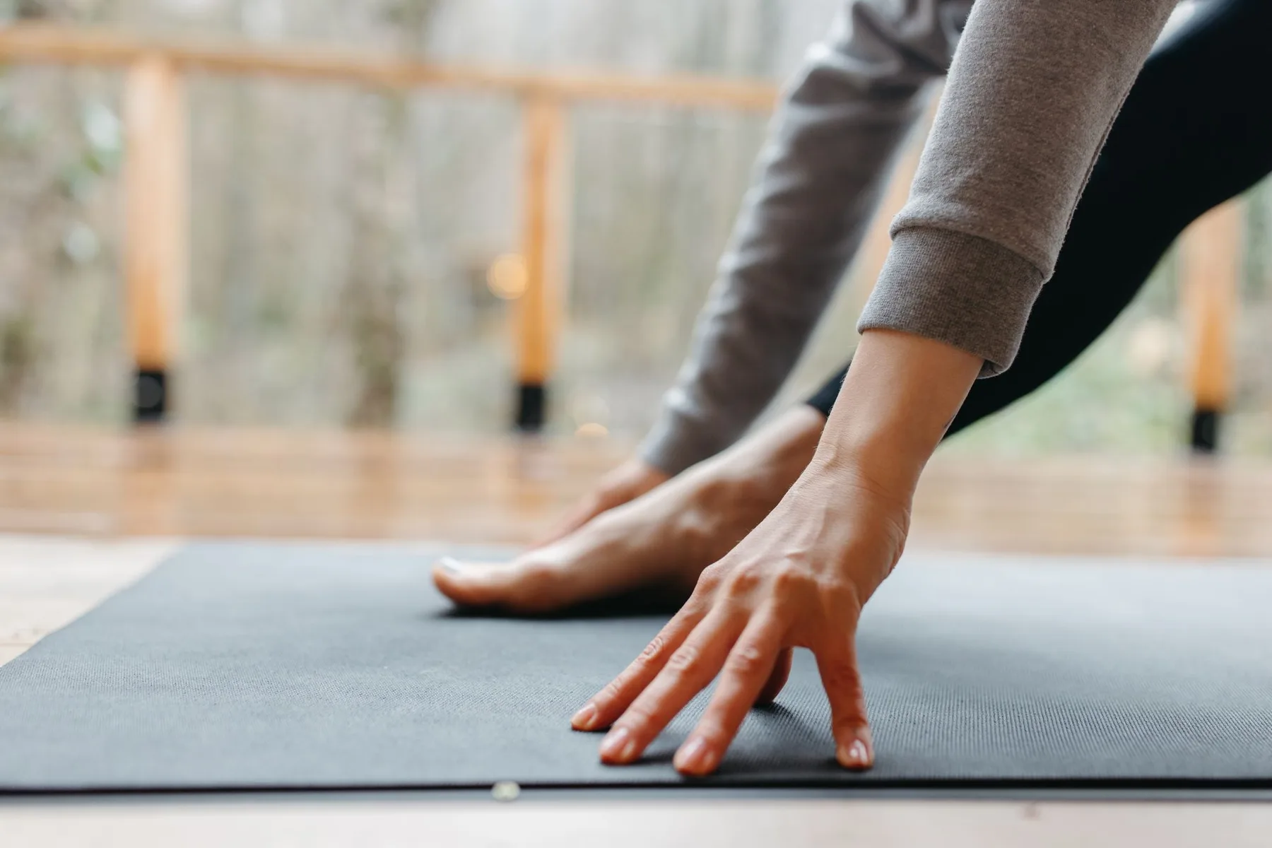 Main posée sur un tapis de Pilates pendant un étirement