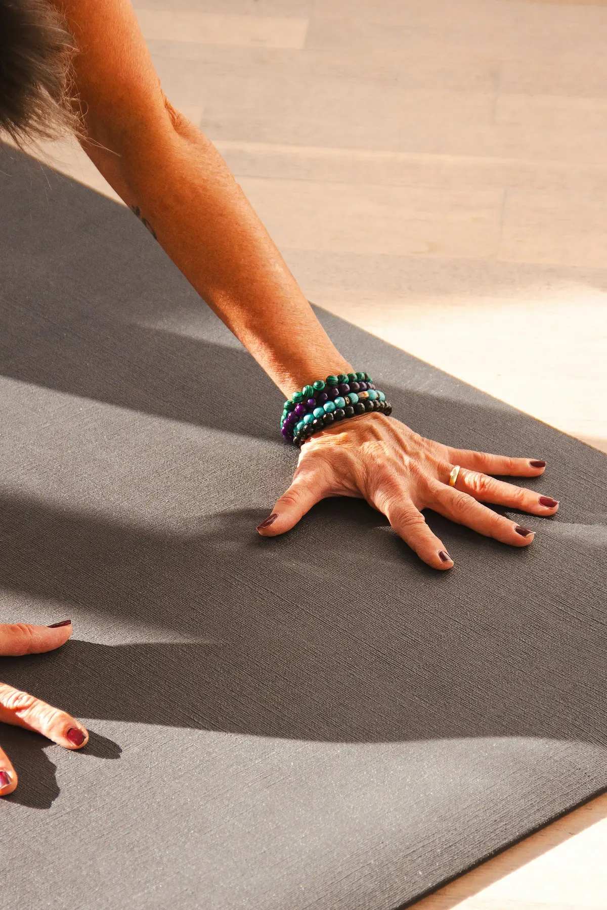 Main posée à plat sur un tapis sombre pendant une planche