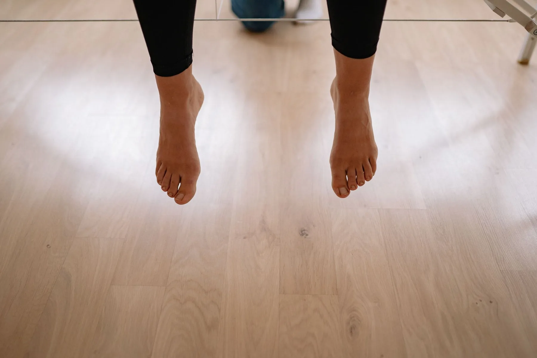 Pieds qui décollent du sol pendant un saut