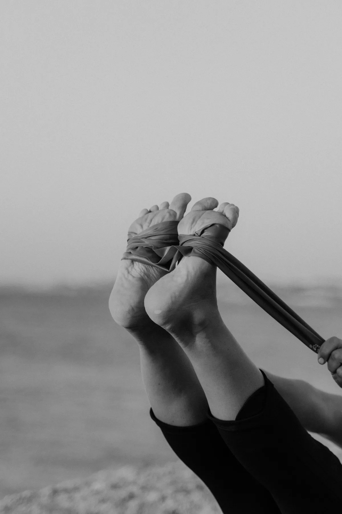 Pieds tendus retenus par un élastique, en noir et blanc