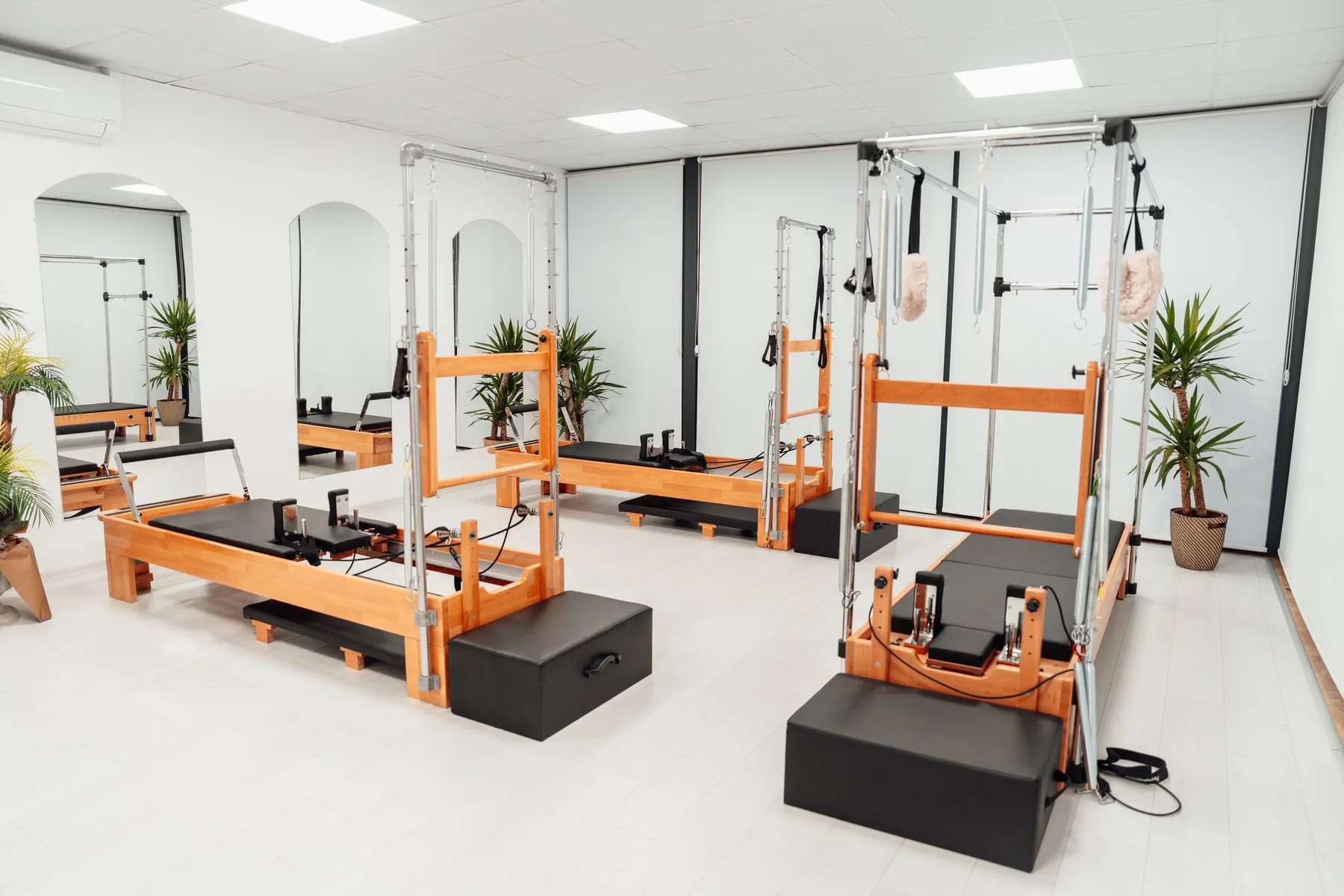 Studio de Pilates lumineux équipé de Reformers et d’une tour