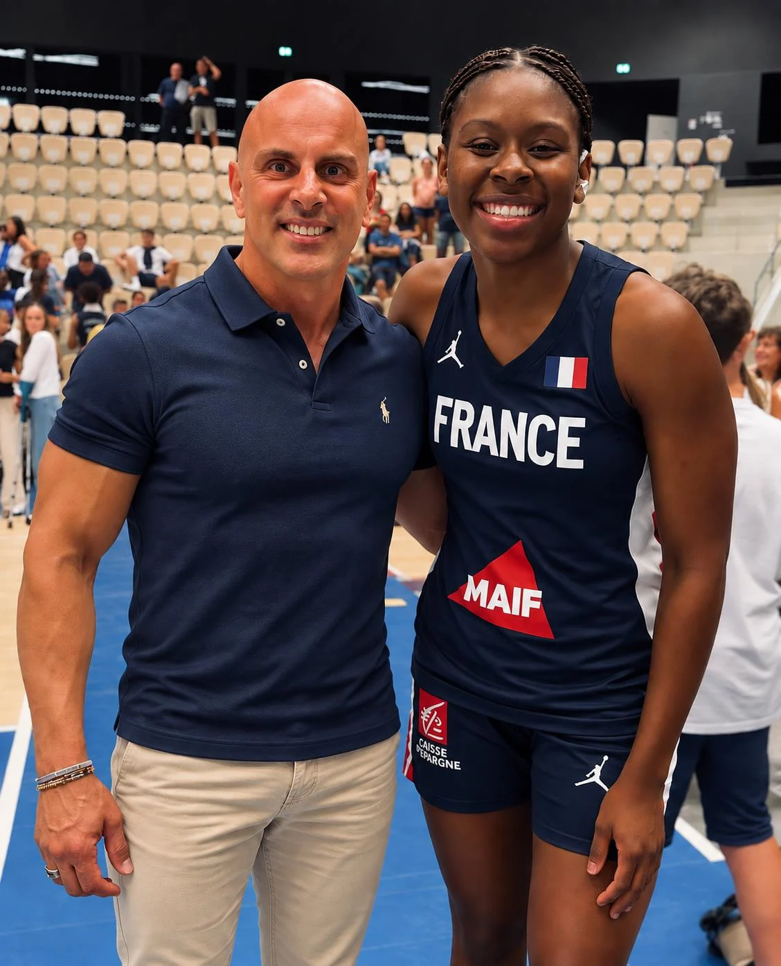 Olivier Brahim aux côtés d’une athlète en maillot de l’équipe de France, dans une salle de sport