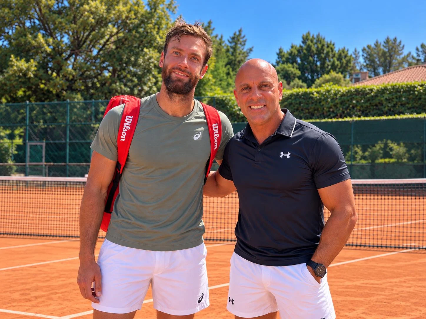 Olivier Brahim aux côtés de Quentin Halys, joueur de tennis professionnel, sur un court en terre battue